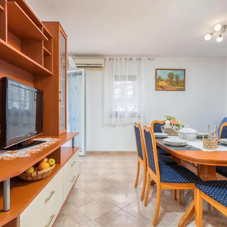 Lovely In With Kitchen Apartment *