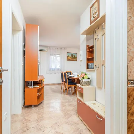 Lovely In With Kitchen Apartment *